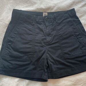 GAP 5” khaki short. Navy. Size 4. Side and back pockets. 97% cotton/3% elastane